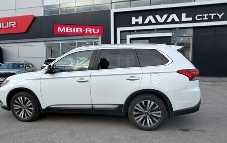 Mitsubishi Outlander III рестайлинг 3, 2019 год, 1 999 000 рублей, 4 фотография