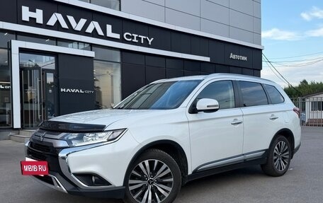 Mitsubishi Outlander III рестайлинг 3, 2019 год, 1 999 000 рублей, 2 фотография