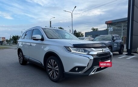 Mitsubishi Outlander III рестайлинг 3, 2019 год, 1 999 000 рублей, 9 фотография