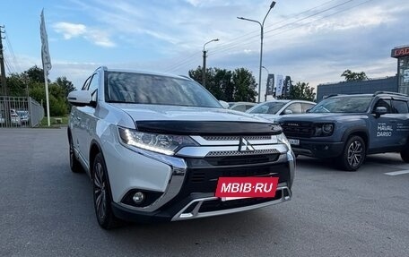 Mitsubishi Outlander III рестайлинг 3, 2019 год, 1 999 000 рублей, 10 фотография