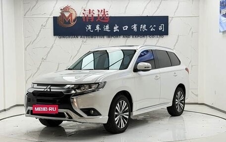 Mitsubishi Outlander III рестайлинг 3, 2021 год, 1 868 999 рублей, 3 фотография