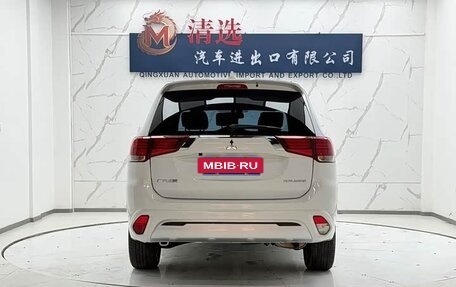 Mitsubishi Outlander III рестайлинг 3, 2021 год, 1 868 999 рублей, 5 фотография