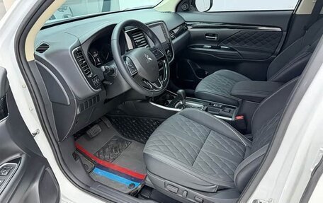 Mitsubishi Outlander III рестайлинг 3, 2021 год, 1 868 999 рублей, 8 фотография