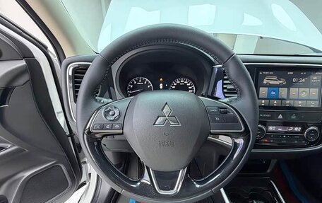 Mitsubishi Outlander III рестайлинг 3, 2021 год, 1 868 999 рублей, 9 фотография