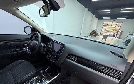 Mitsubishi Outlander III рестайлинг 3, 2021 год, 1 868 999 рублей, 14 фотография