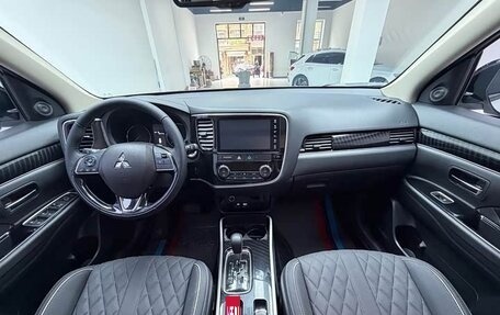 Mitsubishi Outlander III рестайлинг 3, 2021 год, 1 868 999 рублей, 12 фотография