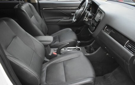Mitsubishi Outlander III рестайлинг 3, 2015 год, 1 630 000 рублей, 10 фотография