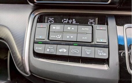 Honda Stepwgn IV, 2018 год, 1 385 000 рублей, 13 фотография