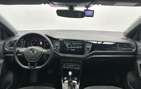Volkswagen T-Roc I, 2022 год, 2 200 000 рублей, 2 фотография