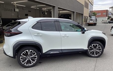 Toyota Yaris Cross, 2023 год, 1 600 000 рублей, 3 фотография