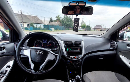 Hyundai Solaris II рестайлинг, 2011 год, 365 000 рублей, 24 фотография