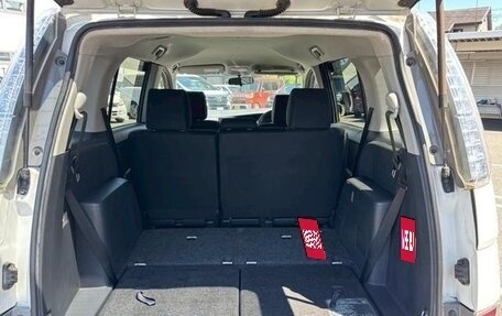 Toyota ISis I, 2012 год, 990 000 рублей, 10 фотография