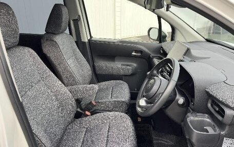 Toyota Sienta, 2023 год, 1 330 000 рублей, 6 фотография