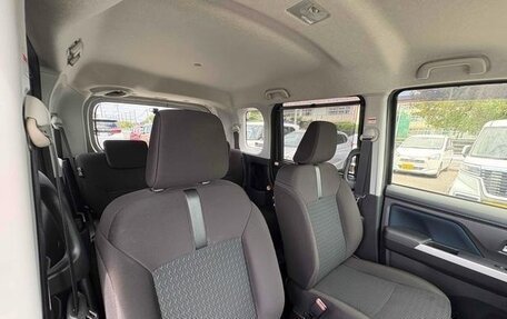 Toyota Roomy I, 2023 год, 1 070 000 рублей, 10 фотография