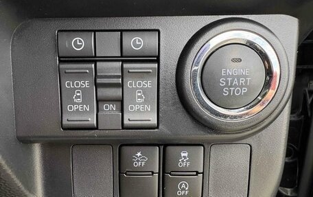 Toyota Roomy I, 2023 год, 1 070 000 рублей, 21 фотография