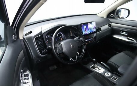 Mitsubishi Outlander III рестайлинг 3, 2016 год, 1 390 000 рублей, 10 фотография