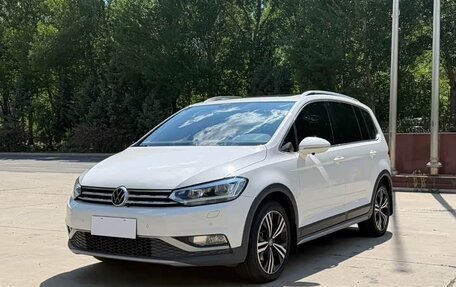 Volkswagen Touran III, 2022 год, 1 750 111 рублей, 2 фотография