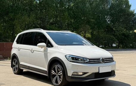 Volkswagen Touran III, 2022 год, 1 750 111 рублей, 4 фотография
