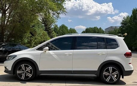 Volkswagen Touran III, 2022 год, 1 750 111 рублей, 5 фотография
