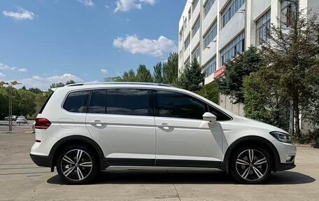 Volkswagen Touran III, 2022 год, 1 750 111 рублей, 3 фотография
