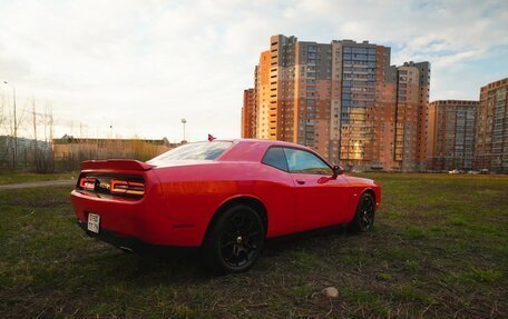 Dodge Challenger III рестайлинг 2, 2017 год, 4 050 000 рублей, 6 фотография