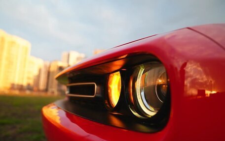 Dodge Challenger III рестайлинг 2, 2017 год, 4 050 000 рублей, 3 фотография