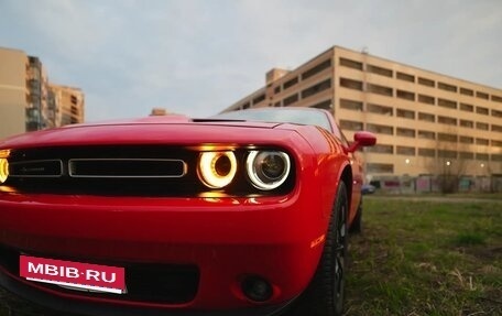 Dodge Challenger III рестайлинг 2, 2017 год, 4 050 000 рублей, 2 фотография