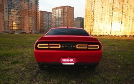 Dodge Challenger III рестайлинг 2, 2017 год, 4 050 000 рублей, 5 фотография