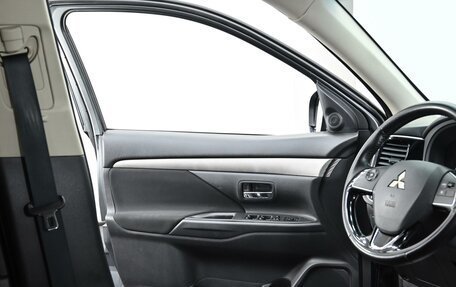 Mitsubishi Outlander III рестайлинг 3, 2018 год, 1 599 000 рублей, 11 фотография