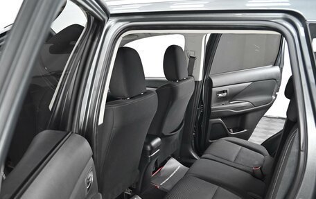 Mitsubishi Outlander III рестайлинг 3, 2018 год, 1 599 000 рублей, 13 фотография