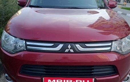 Mitsubishi Outlander III рестайлинг 3, 2013 год, 1 350 000 рублей, 2 фотография