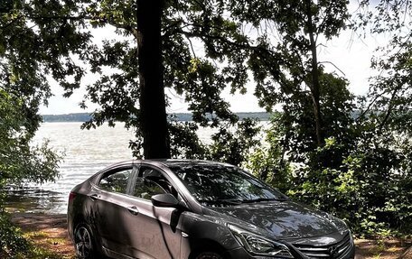 Hyundai Solaris II рестайлинг, 2015 год, 700 000 рублей, 2 фотография