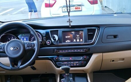 KIA Carnival III, 2017 год, 2 200 000 рублей, 11 фотография