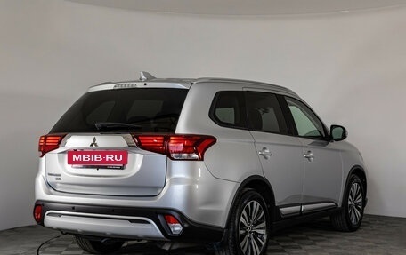 Mitsubishi Outlander III рестайлинг 3, 2021 год, 2 499 000 рублей, 6 фотография