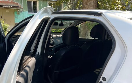 Renault Logan II, 2018 год, 800 000 рублей, 6 фотография