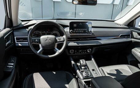 Mitsubishi Outlander, 2024 год, 5 240 000 рублей, 6 фотография