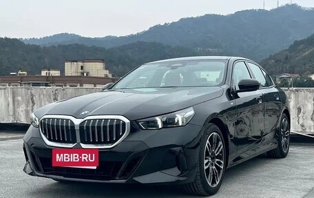 BMW 5 серия, 2023 год, 5 380 990 рублей, 2 фотография