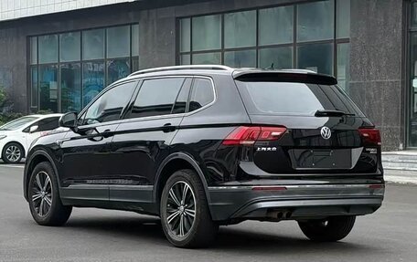 Volkswagen Tiguan II, 2021 год, 1 996 000 рублей, 3 фотография