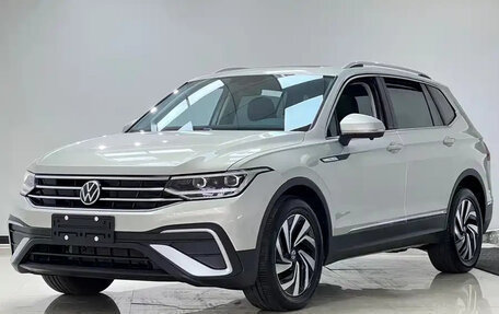 Volkswagen Tiguan II, 2022 год, 2 637 000 рублей, 1 фотография