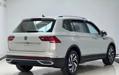 Volkswagen Tiguan II, 2022 год, 2 637 000 рублей, 6 фотография