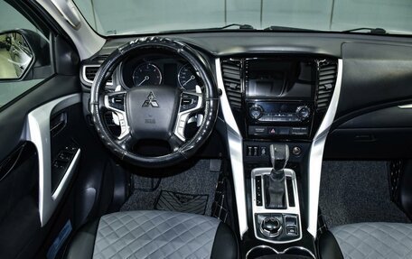 Mitsubishi Pajero Sport III рестайлинг, 2017 год, 2 999 000 рублей, 14 фотография