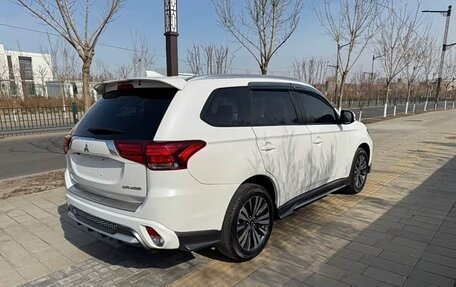 Mitsubishi Outlander III рестайлинг 3, 2021 год, 1 580 000 рублей, 4 фотография