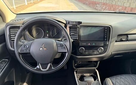 Mitsubishi Outlander III рестайлинг 3, 2021 год, 1 580 000 рублей, 9 фотография