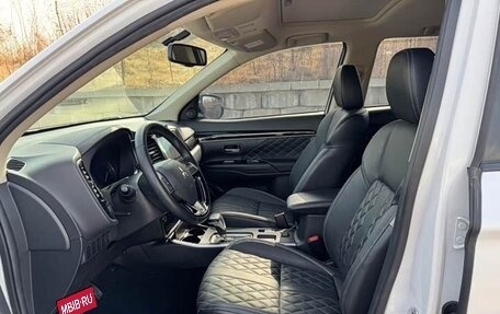 Mitsubishi Outlander III рестайлинг 3, 2021 год, 1 580 000 рублей, 7 фотография