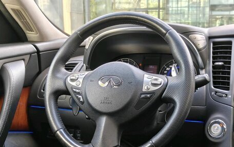 Infiniti QX70, 2013 год, 2 100 000 рублей, 18 фотография
