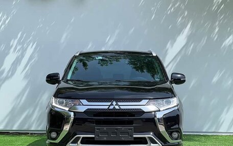Mitsubishi Outlander III рестайлинг 3, 2022 год, 1 630 000 рублей, 2 фотография