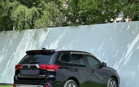 Mitsubishi Outlander III рестайлинг 3, 2022 год, 1 630 000 рублей, 4 фотография