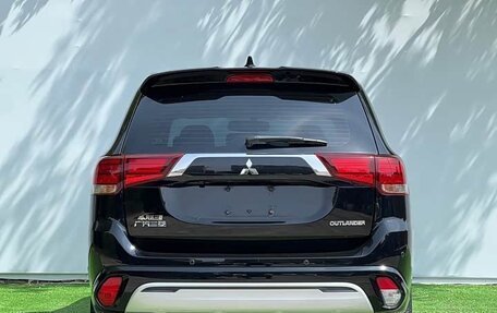 Mitsubishi Outlander III рестайлинг 3, 2022 год, 1 630 000 рублей, 5 фотография