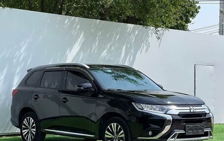 Mitsubishi Outlander III рестайлинг 3, 2022 год, 1 630 000 рублей, 3 фотография
