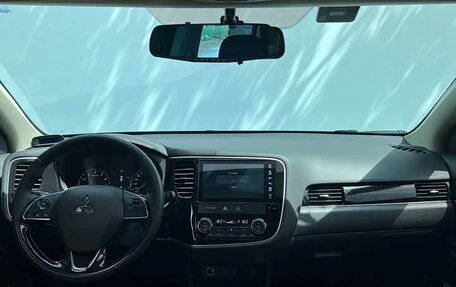 Mitsubishi Outlander III рестайлинг 3, 2022 год, 1 630 000 рублей, 9 фотография